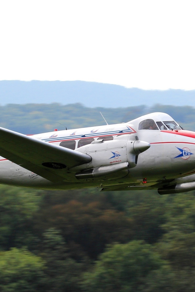 Легкий самолет над джунглями