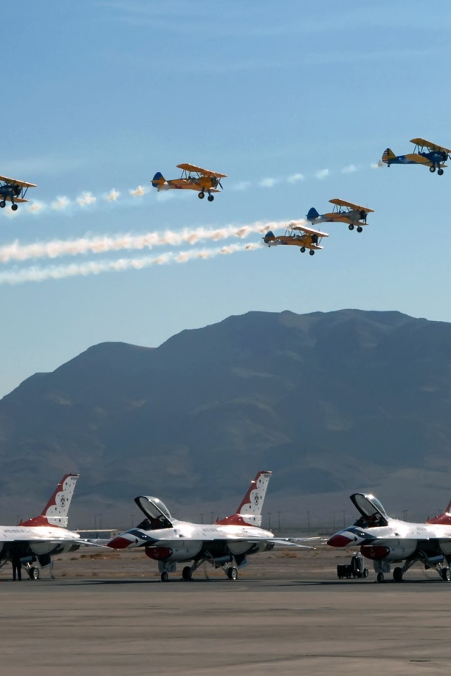 Легкие одномоторные самолеты пролетают над военной базой