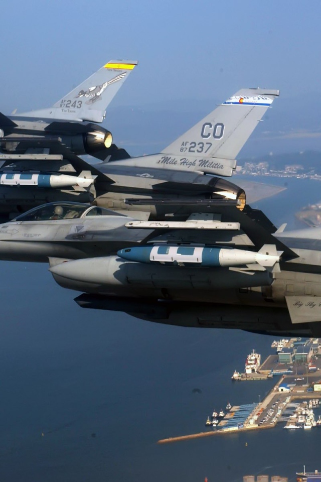 Звено F-15 Eagle выполняет синхронный поворот