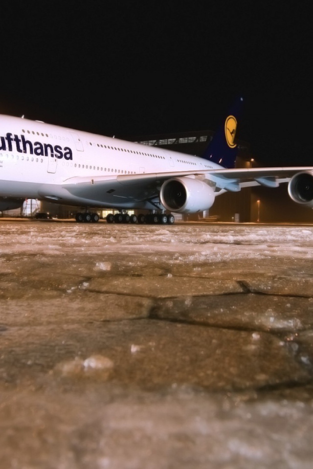 Самолет Люфтганза стоит в аэропорту