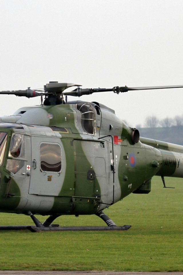 Медицинский вертолет в камуфляжной раскраске