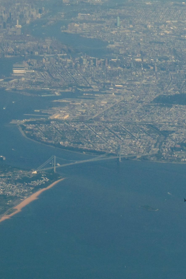 Мегаполис под крыльями пассажирского самолета