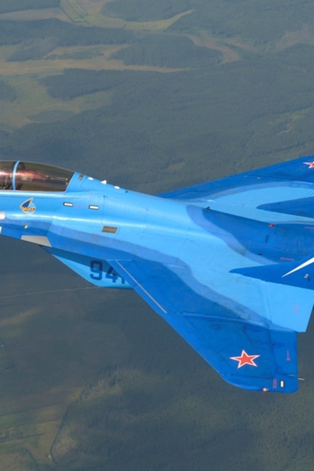 Истребитель МиГ-29К голубого цвета