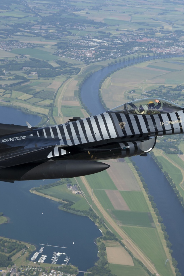 Военный самолет F-16 в небе Турции