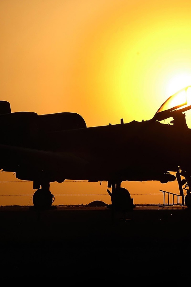 Военный самолет A-10 Thunderbolt II на фоне заката