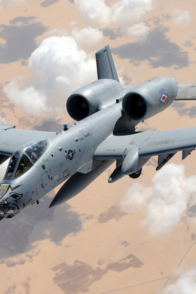 Военный самолет А-10 в небе