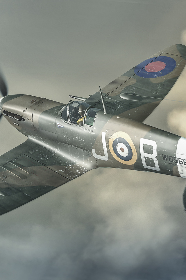 Военный самолет над облаками