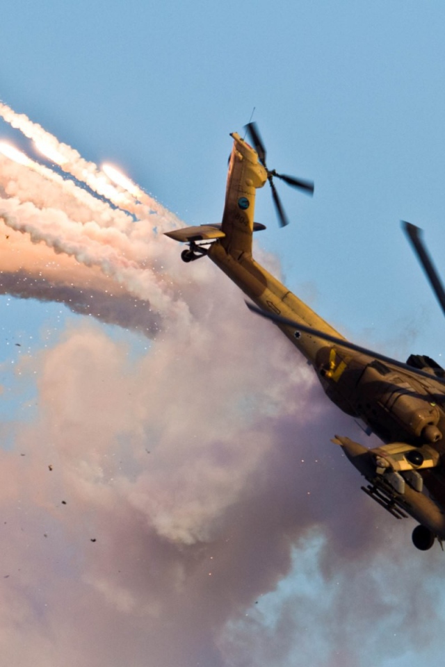 Военный вертолет AH-64 Apache на учениях