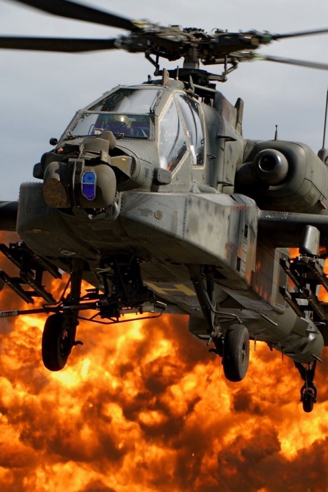 Военный вертолет на фоне огня