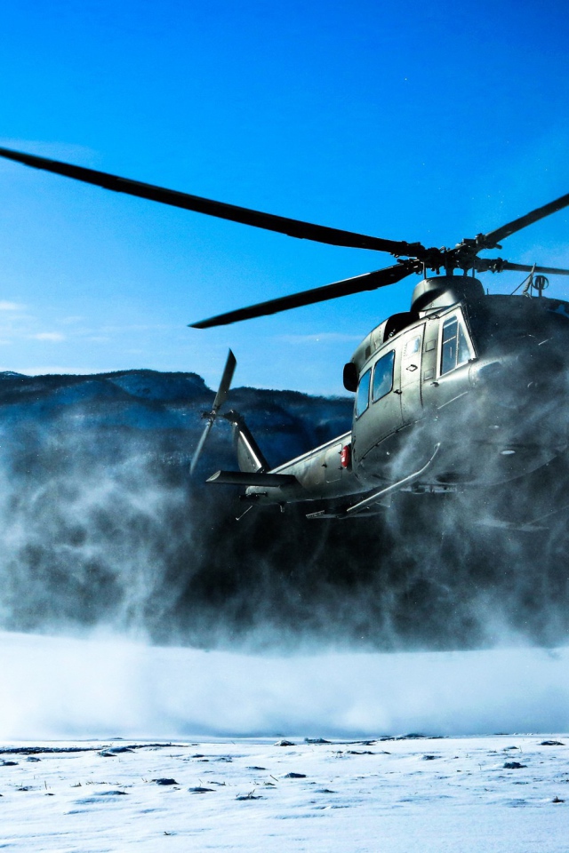 Военный вертолет садится на снег в Норвегии