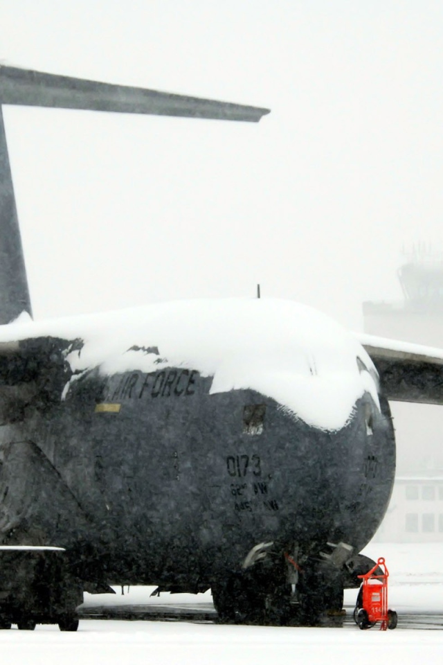 Военно транспортный самолет C-17 Globmaster замело снегом