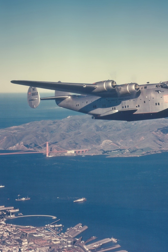 Военно транспортный самолет над Сан-Франциско
