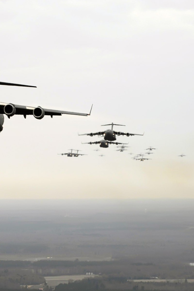 Военные транспортники C-17 Globmaster готовятся к десанту