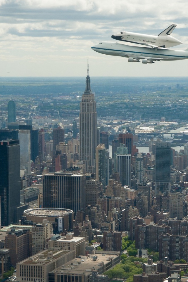 Самолет НАСА над мегаполисом