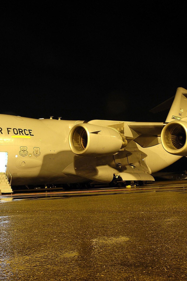 Ночное фото транспортного самолета C-17 Globmaster