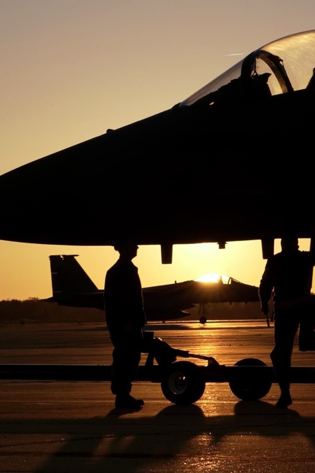 Обслуга самолета F-15 Eagle на базе