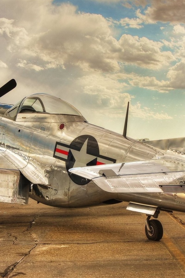 Старый самолет P-51 Mustang американских ВВС