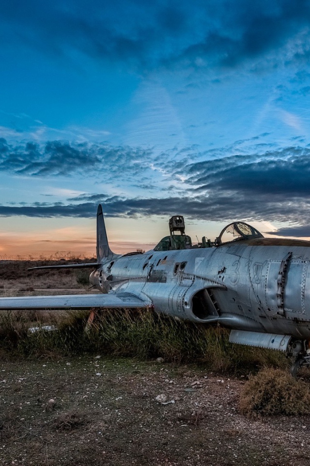 Старый самолет на военном аэродроме