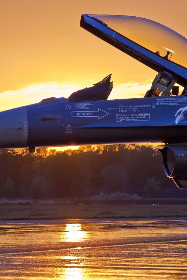 Открытая кабина военного самолета