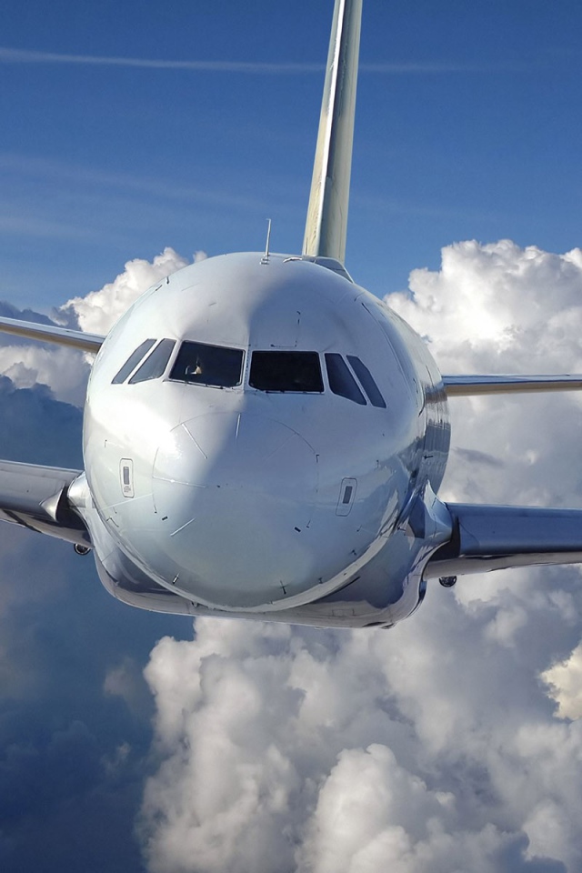 Пассажирский Boeing 737 на фоне облаков