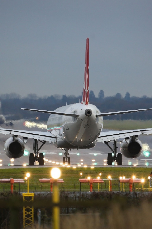 Пассажирский самолет сел в аэропорту