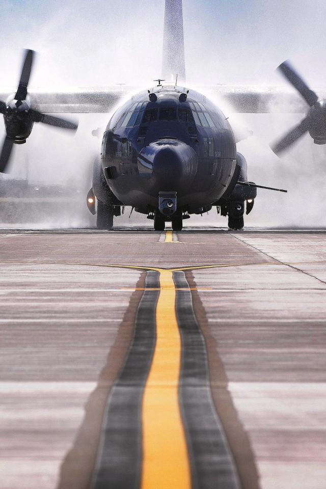 Винты самолета Lockheed C-130 Hercules поднимают пыль