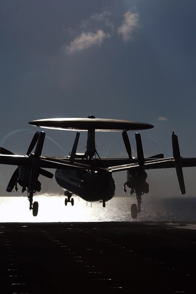 Самолет радиоразведки E-2 Hawkeye на взлете