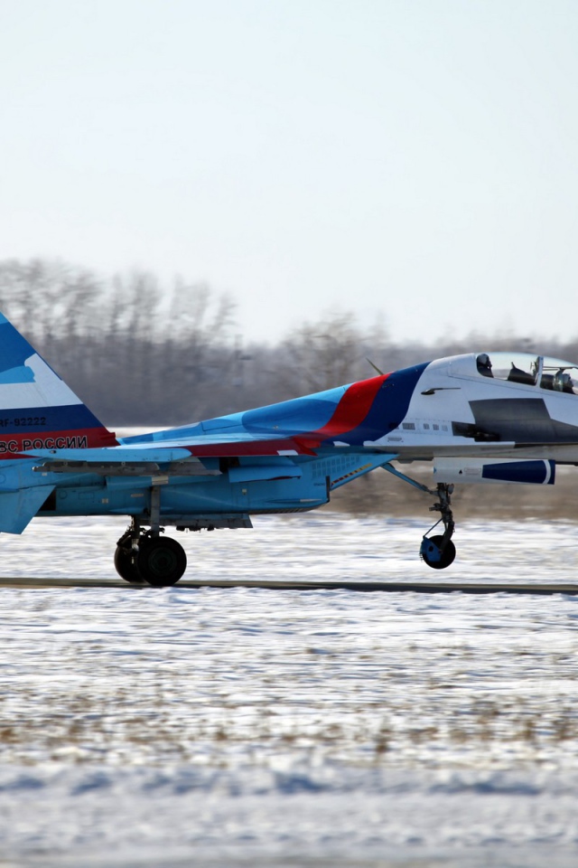 Российский самолет СУ-27 на зимнем аэродроме