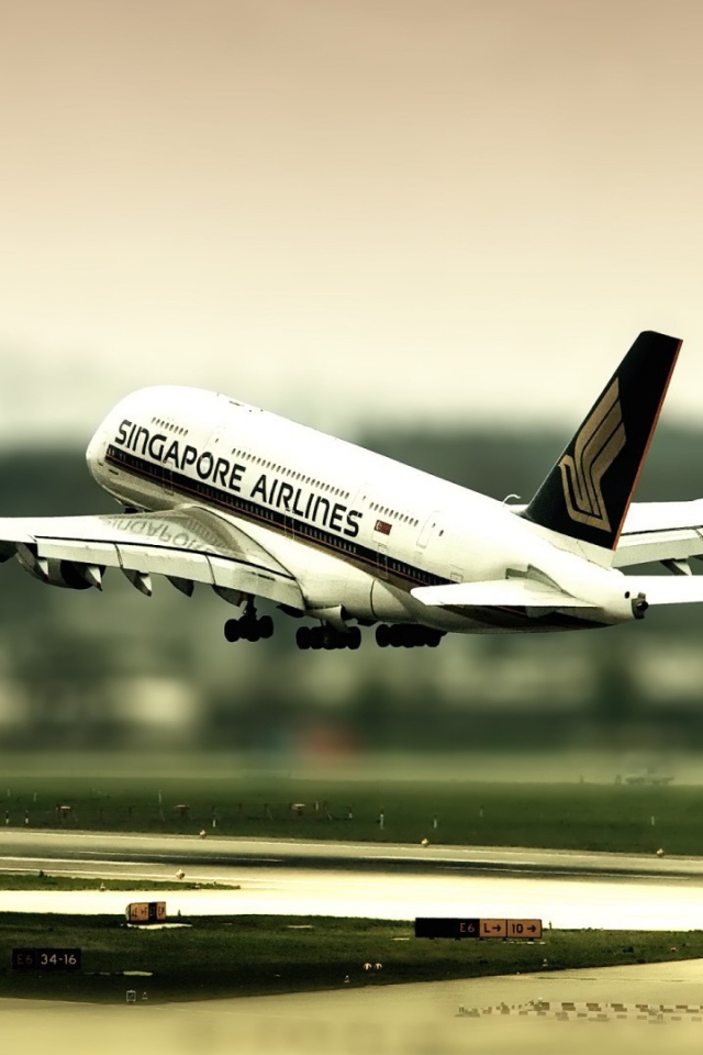 Самолет Сингапурских авиалиний отправляется в рейс