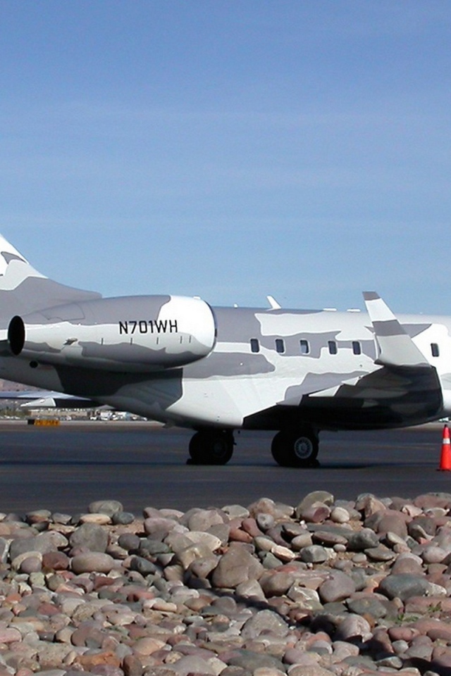 Небольшой самолет в камуфлированной окраске