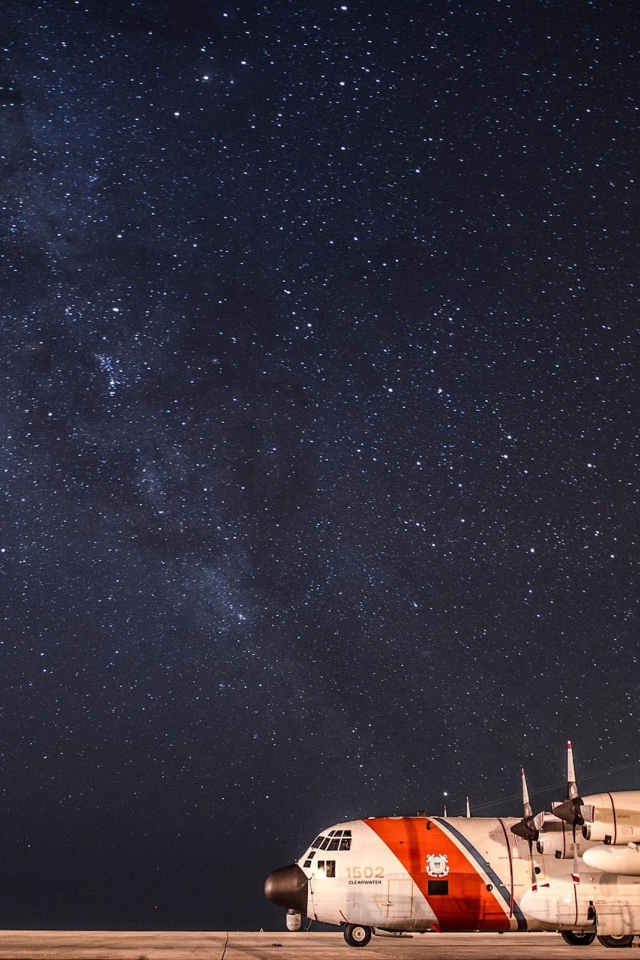 Небольшой самолет на фоне Млечного пути