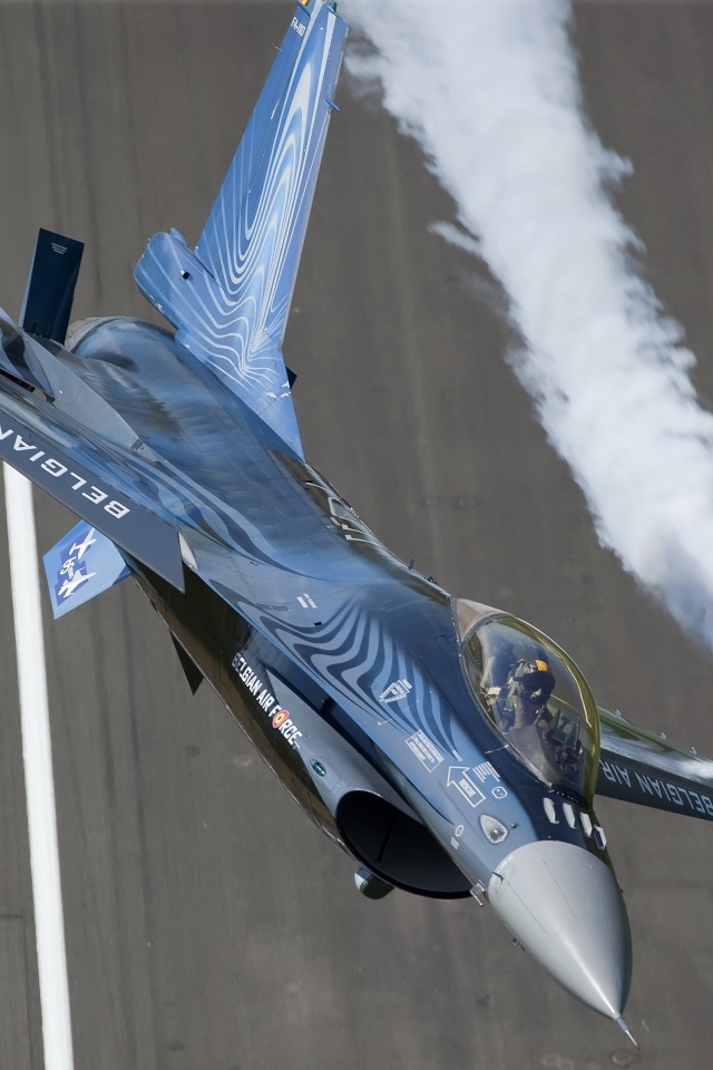 Дымящийся самолет над землей