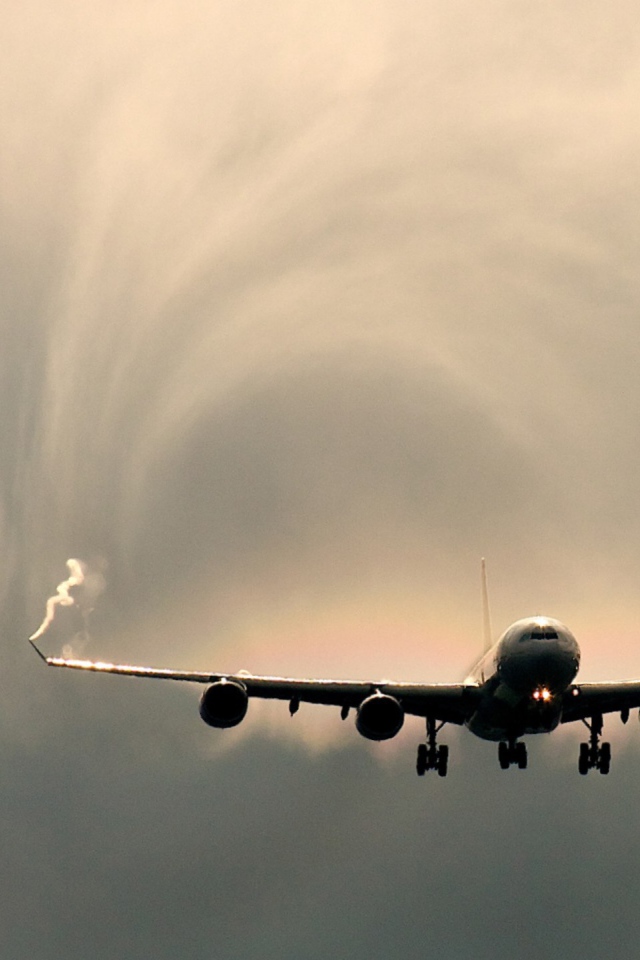 Завихрения дыма позади самолета