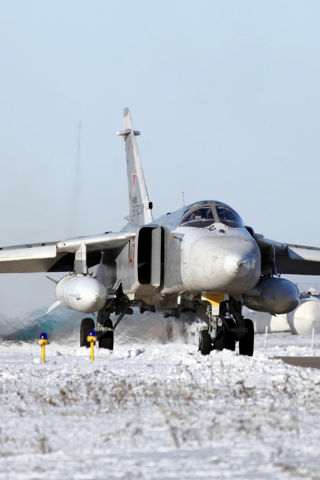 Истребитель Су-24 готовится ко взлету