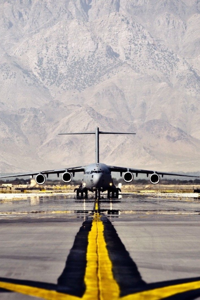 Самолет C-17 Globmaster на северном аэродроме