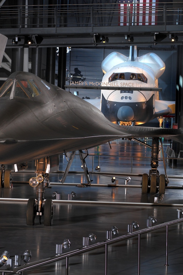 Самолет Lockheed SR-71 на фоне шаттла