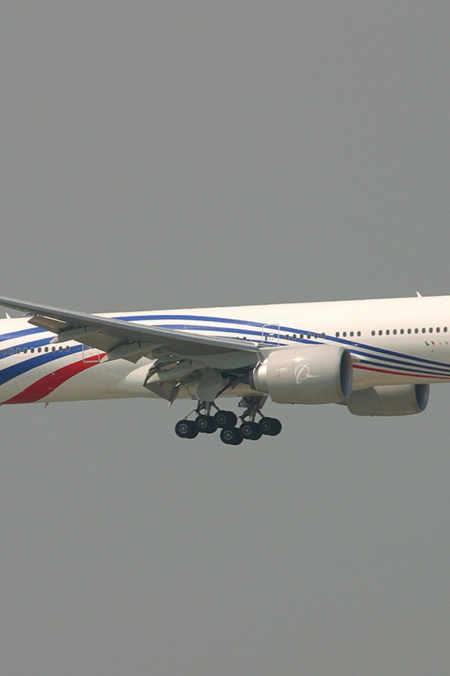 Самолет с номером 777