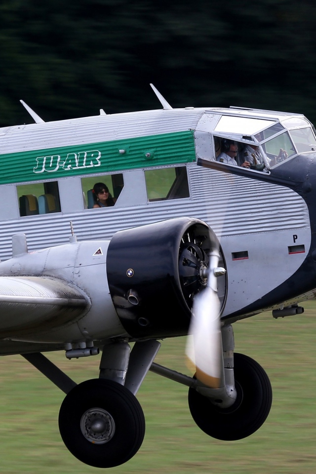 Старинный пассажирский самолет Junkers Ju 52-3m