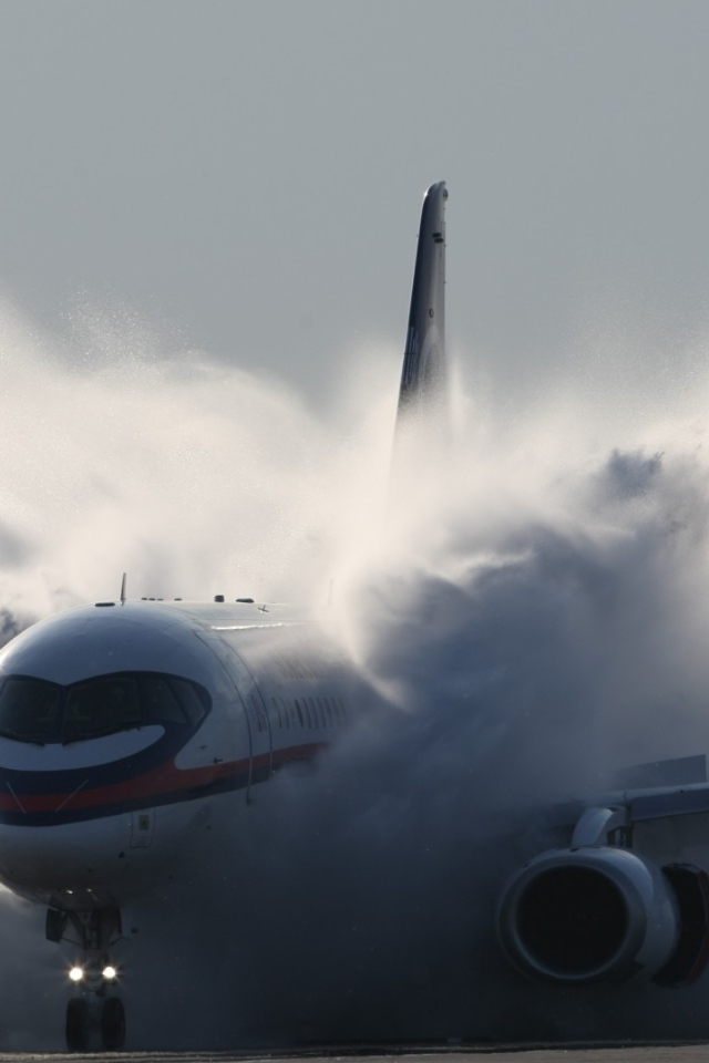 Самолет пролетает облако