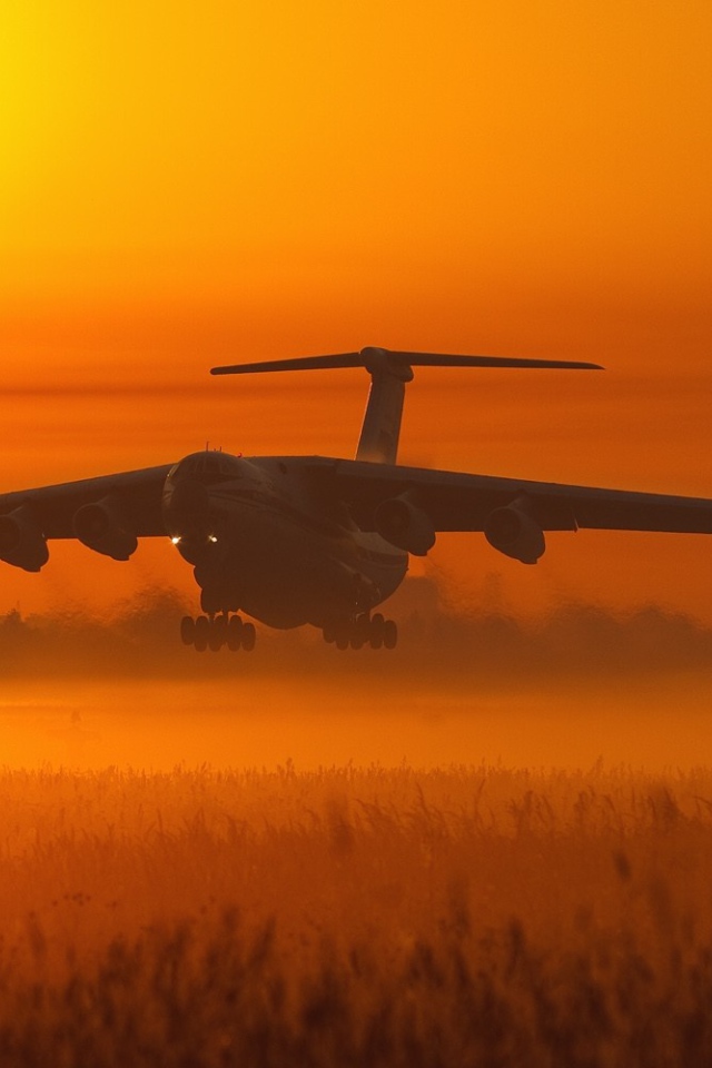 Самолет в оранжевой дымке