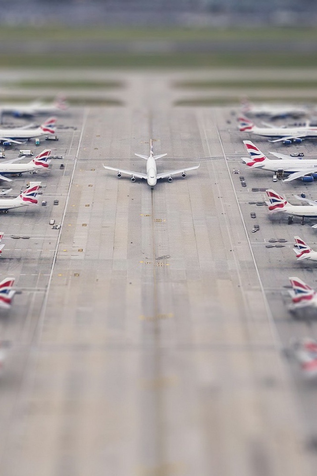 Самолет выруливает на полосу