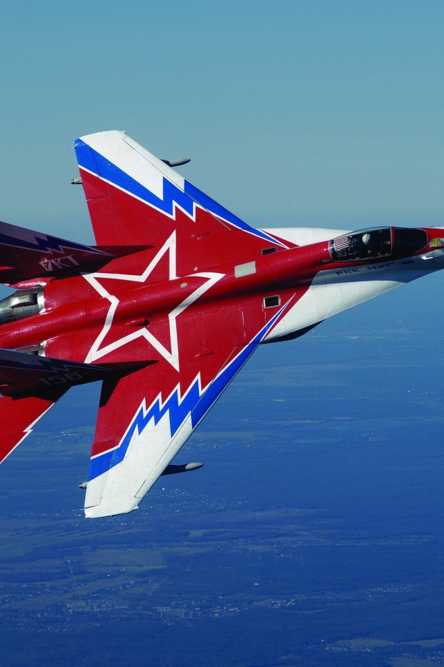 Самолет с большой звездой на крыльях