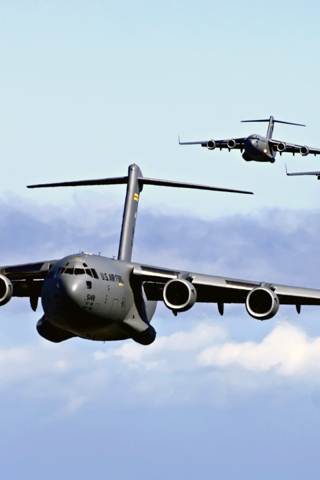 Три транспортных самолета C-17 Globmaster