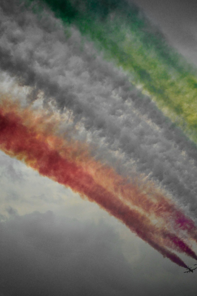 Густой красочный дым от самолетов