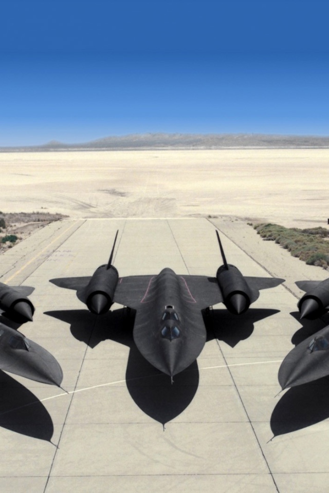 Три военных самолета Lockheed SR-71 Blackbird