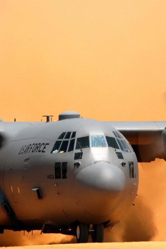 Транспортный самолет AC-130 садится на песок