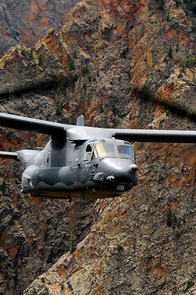 Двухвинтовой вертолет на фоне скал