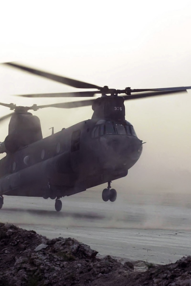 Двухвинтовой вертолет сел на площадку