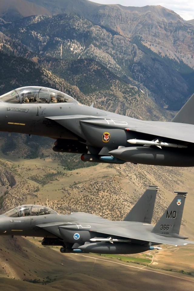 Два истребителя F-15 Eagle в горах