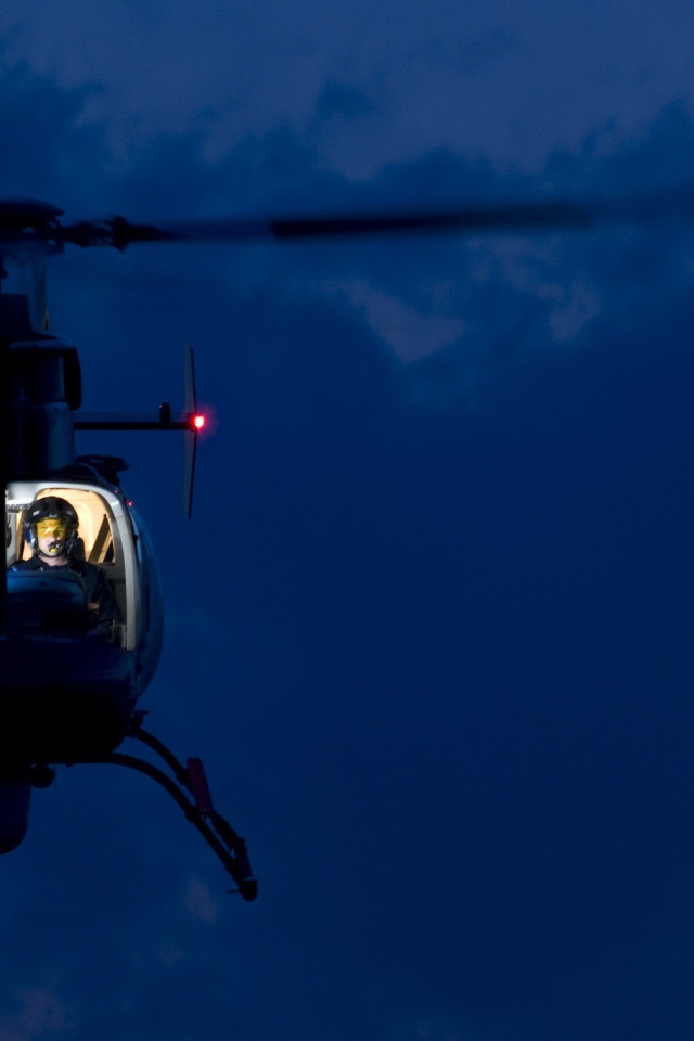 Двое в вертолете на фоне синего неба